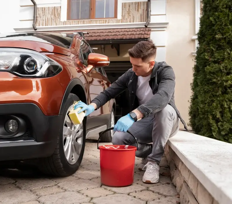 Lavage auto à domicile Le Hamel : professionnel intervenant sur un véhicule